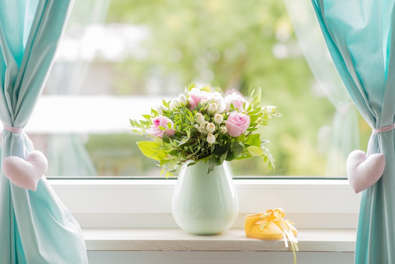 окно с красивыми шторами и вазочкой