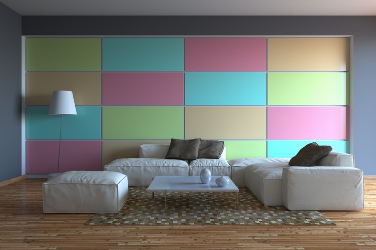разноцветная стена в помещении
