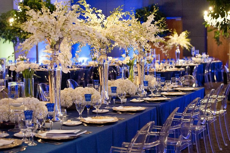 декор свадебного зала белыми цветами и синим текстилем