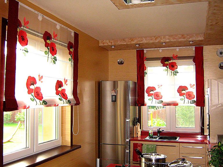 окна кухни с римскими шторами